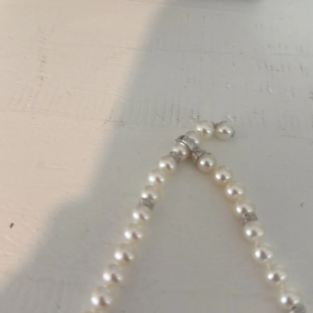 Vintage 20 inch high quality costume pearl necklace.
FINAL MARKDOWN. - Picture 11 of 11